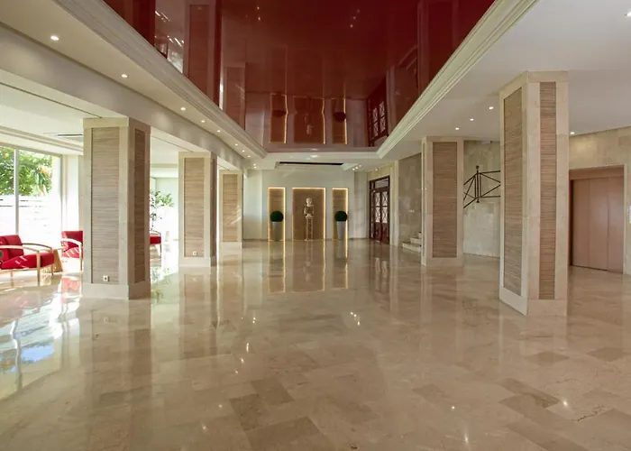 Front Sea View On Marbella's Promenade شقة